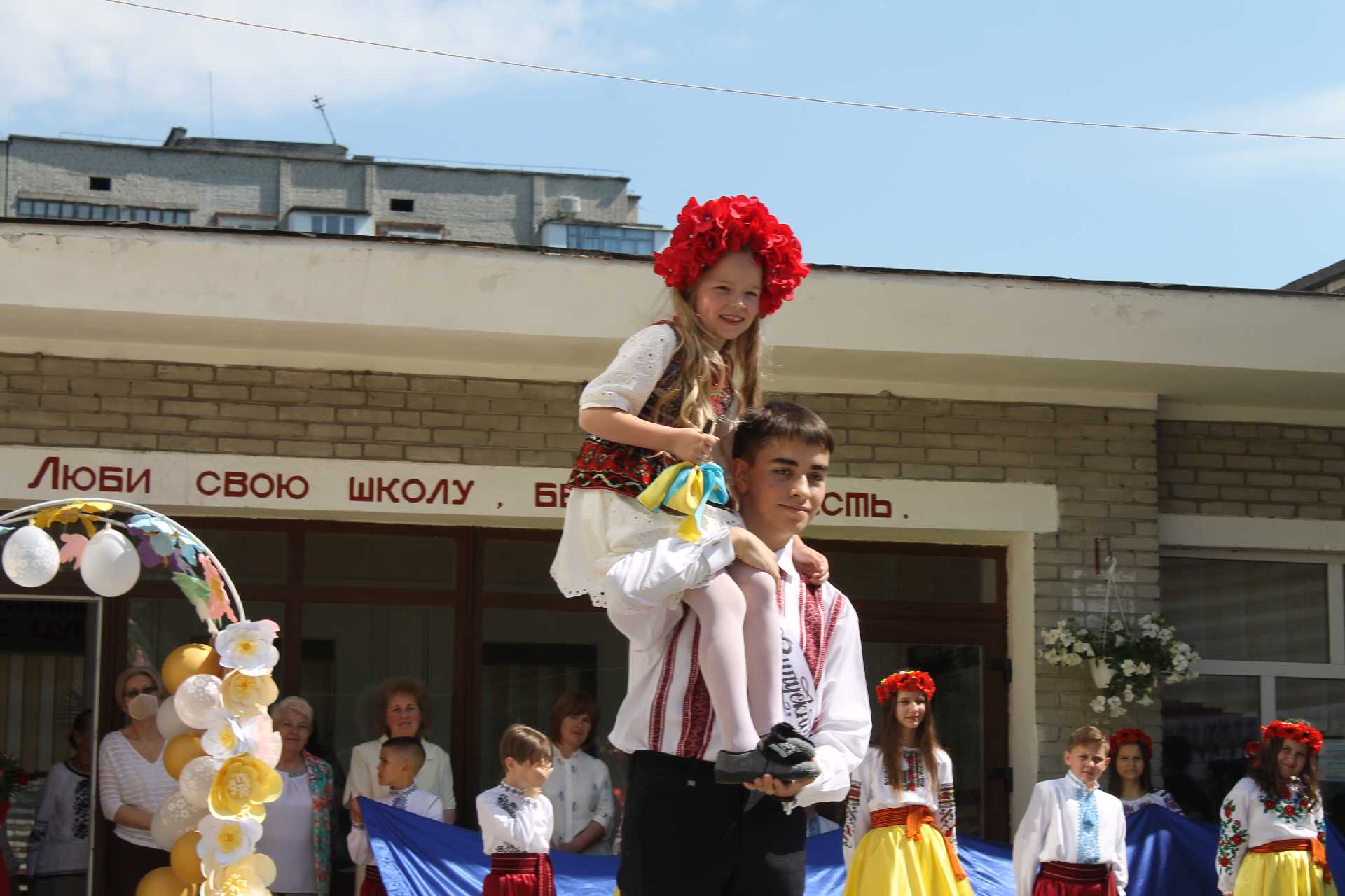 У школярів- канікули, у випускників - ЗНО та вступ в омріяні навчальні заклади