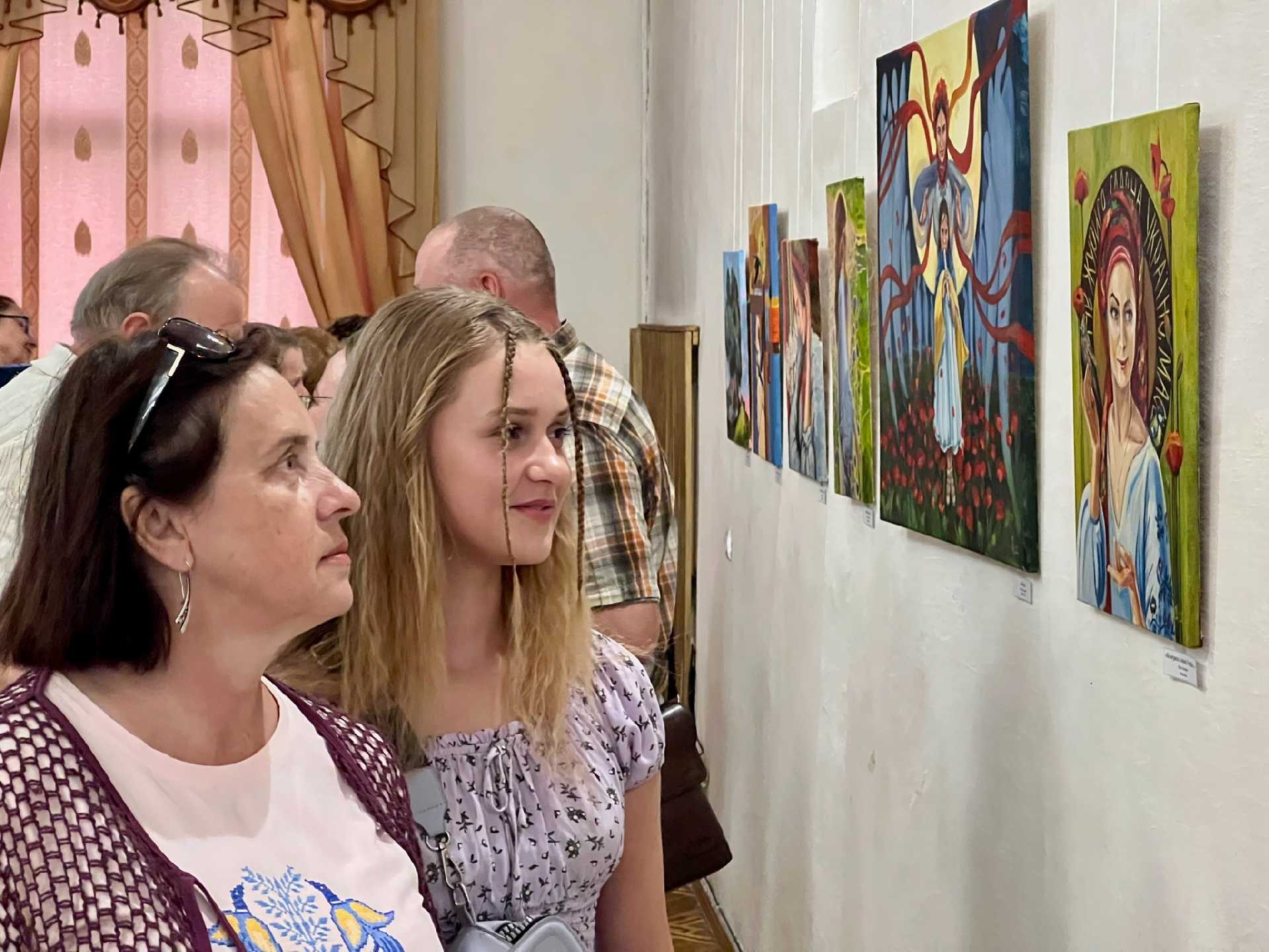 У Шептицькому презентували виставку про силу, свободу і відвагу українських жінок