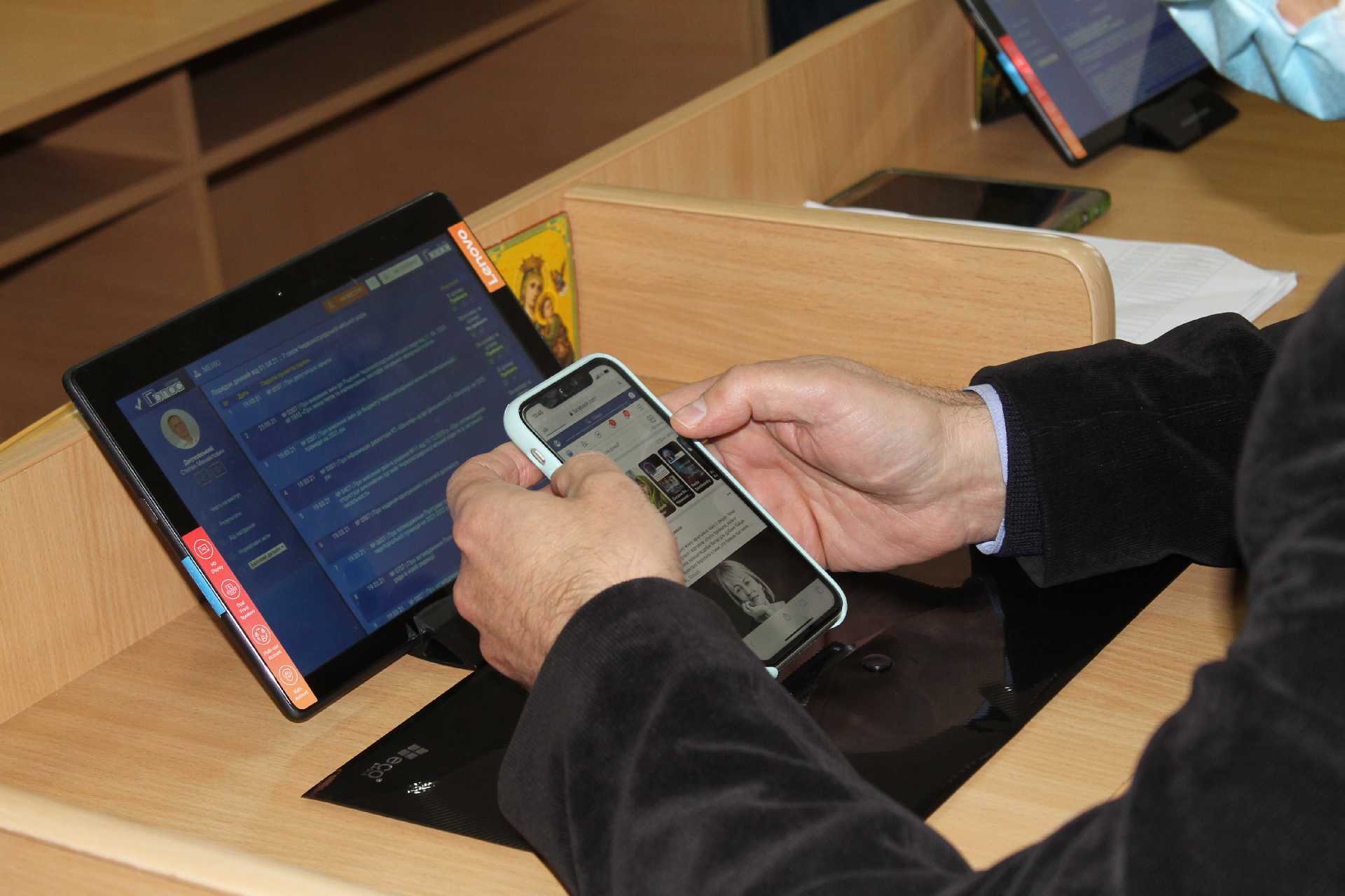 Які питання розглядали депутати під час чергового засідання сесії?