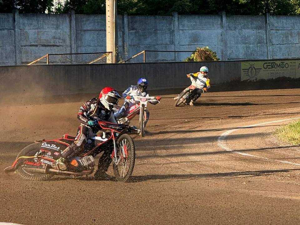 Гучний рев моторів і великі перемоги: підсумки Чемпіонату України зі спідвею в Шептицькому!