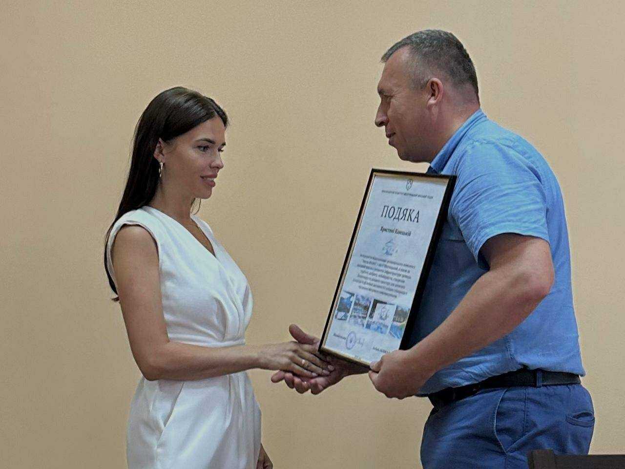 Міський голова Андрій Залівський вручив подяку директору ТзОВ «КАВА ІНВЕСТ» Христині Кавецькій