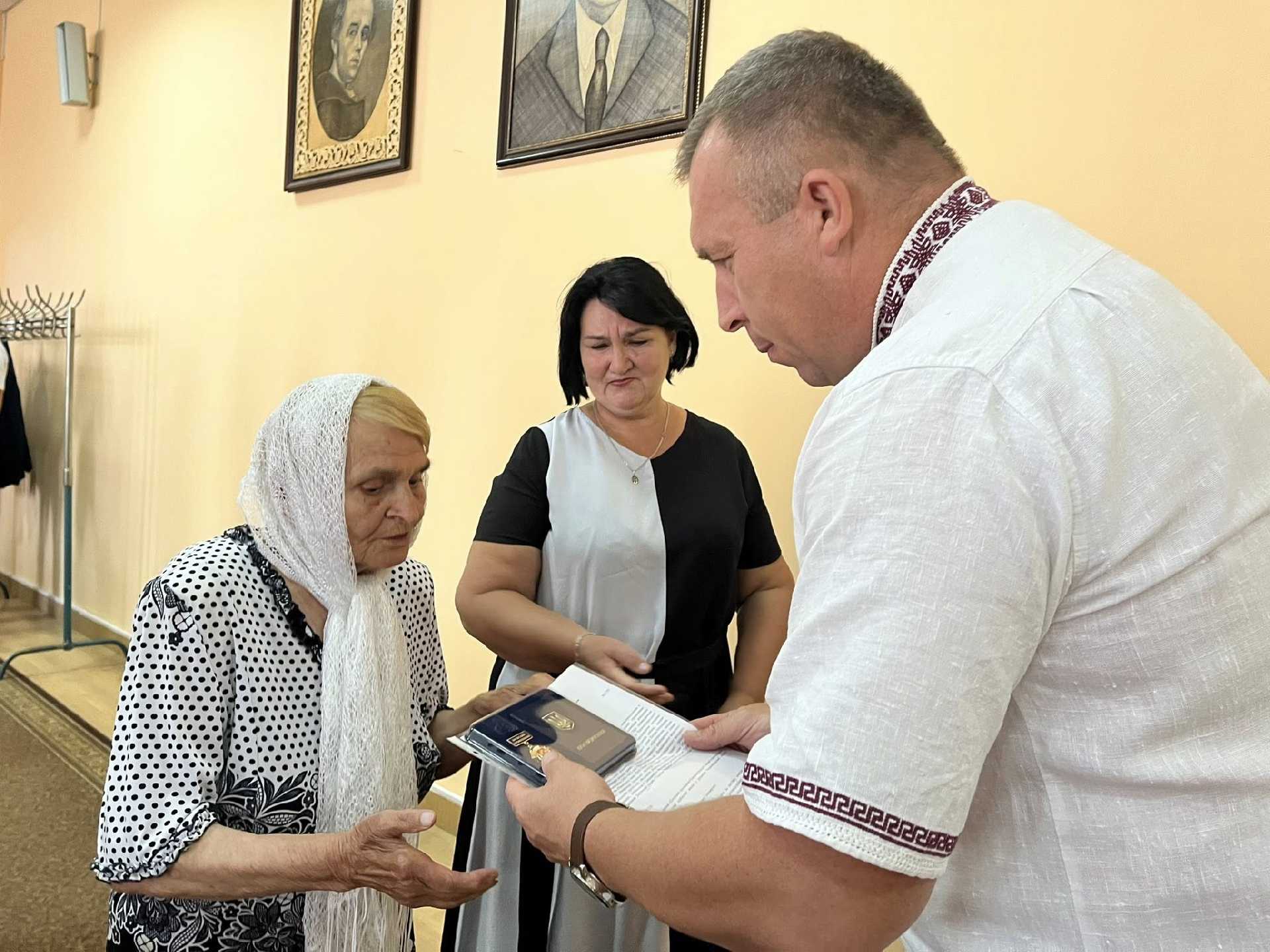 Міський голова вручив відзнаки рідним поетеси Оксани Карнаги, лікаря Петра Чумала та художника Григорія Лапця 