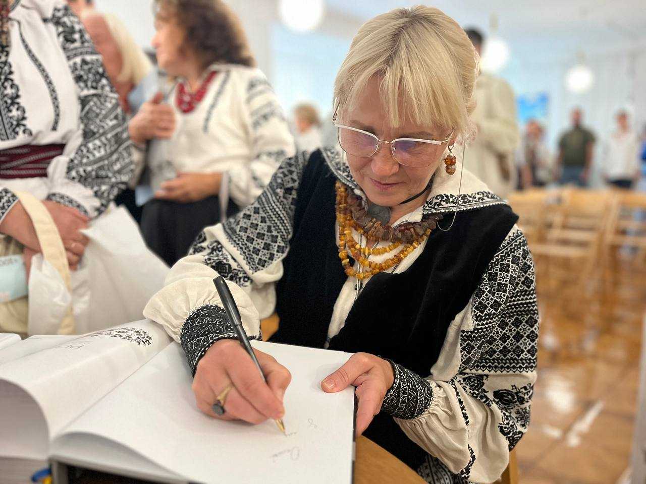 Віра Чипурко презентувала у Шептицькому нову книгу про вишиті сорочки Надбужанщини 