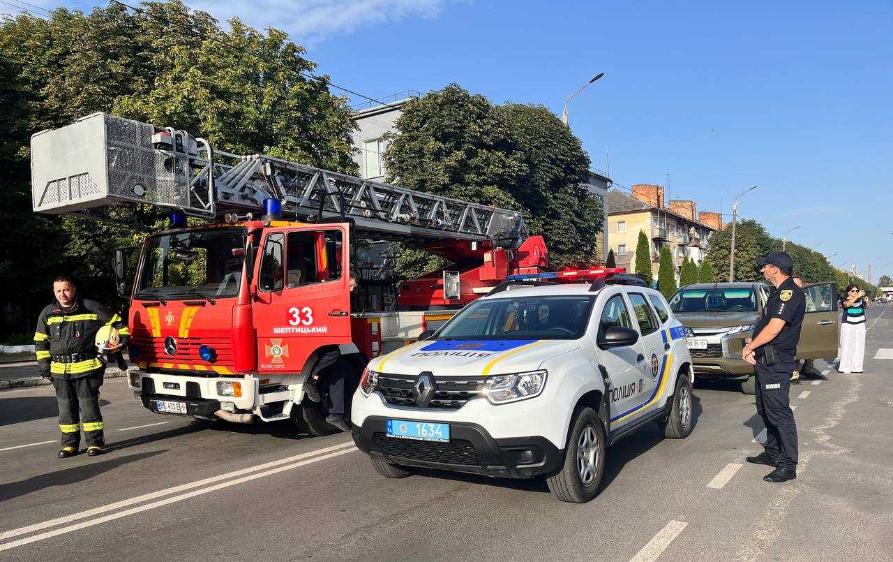 Хвилина пам’яті з сиренами...