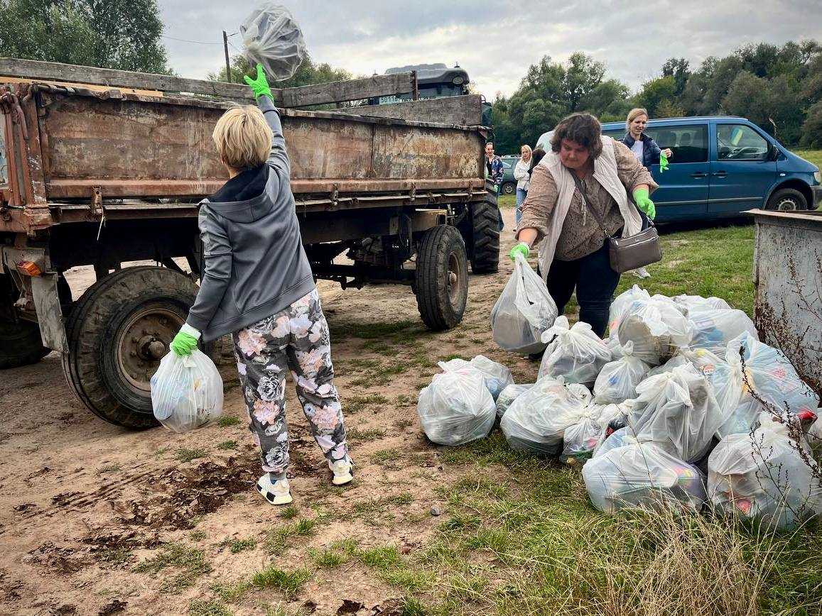 У Шептицькому зібрали понад півсотні мішків сміття під час толоки на берегах Бугу