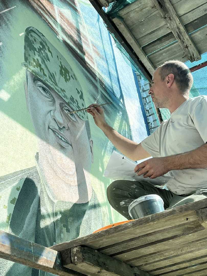 Тривають роботи над муралом на ДЮСШ №1