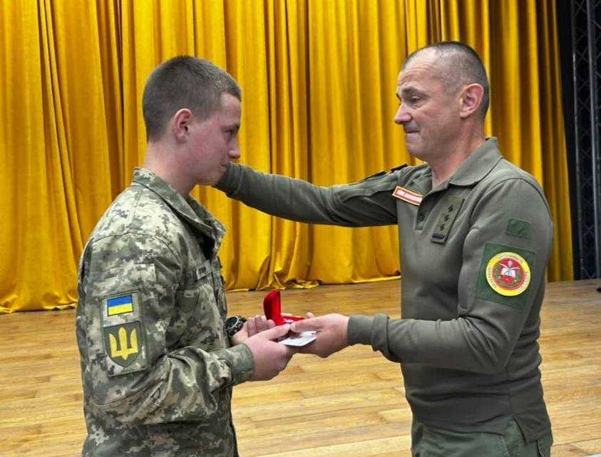 Синові Захисниці Марії Дихтяр вручили кулон-оберіг «Батьківське серце»