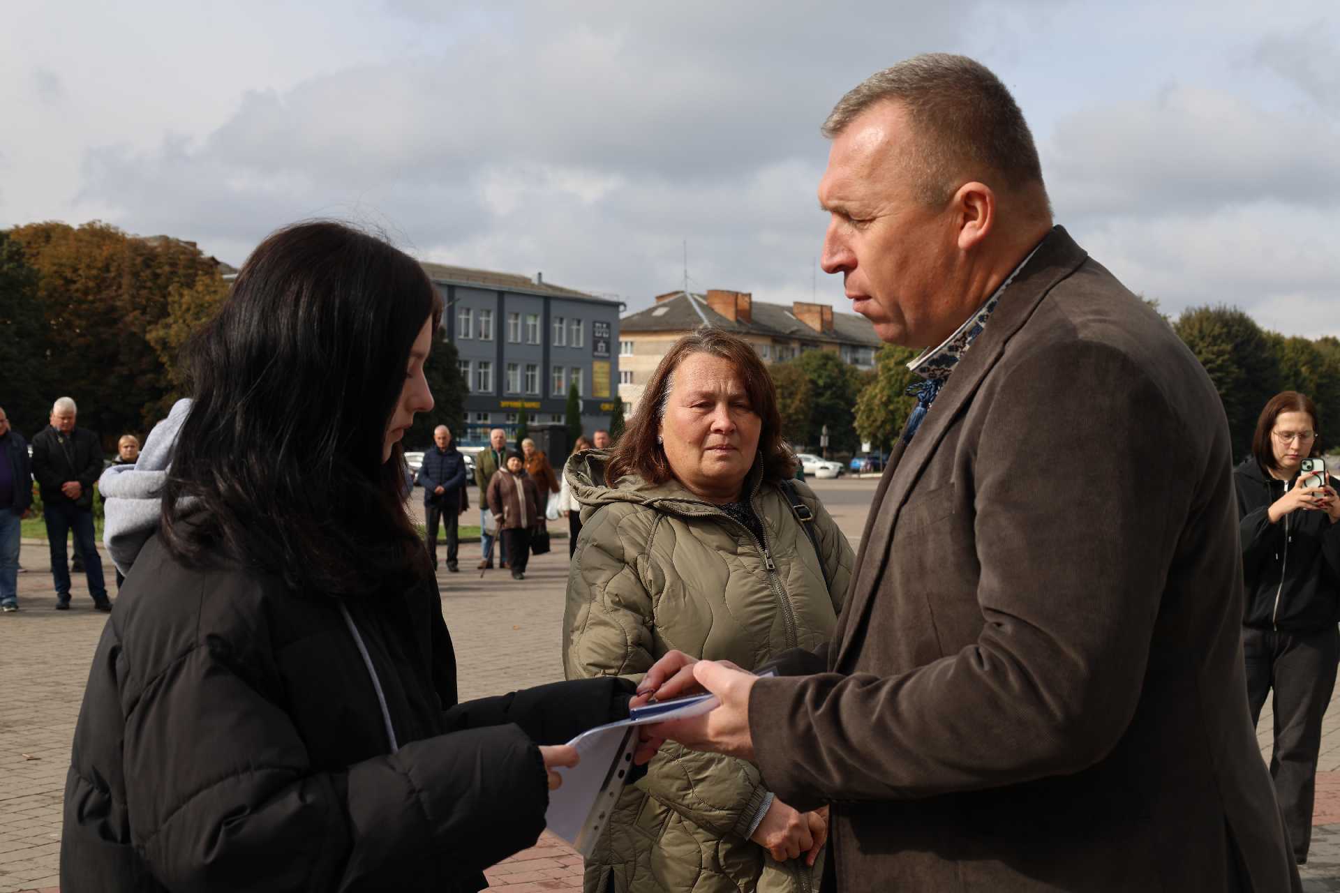 Вшанування пам’яті: рідним загиблих воїнів передали відзнаки «Почесний громадянин Червоноградської територіальної громади» 