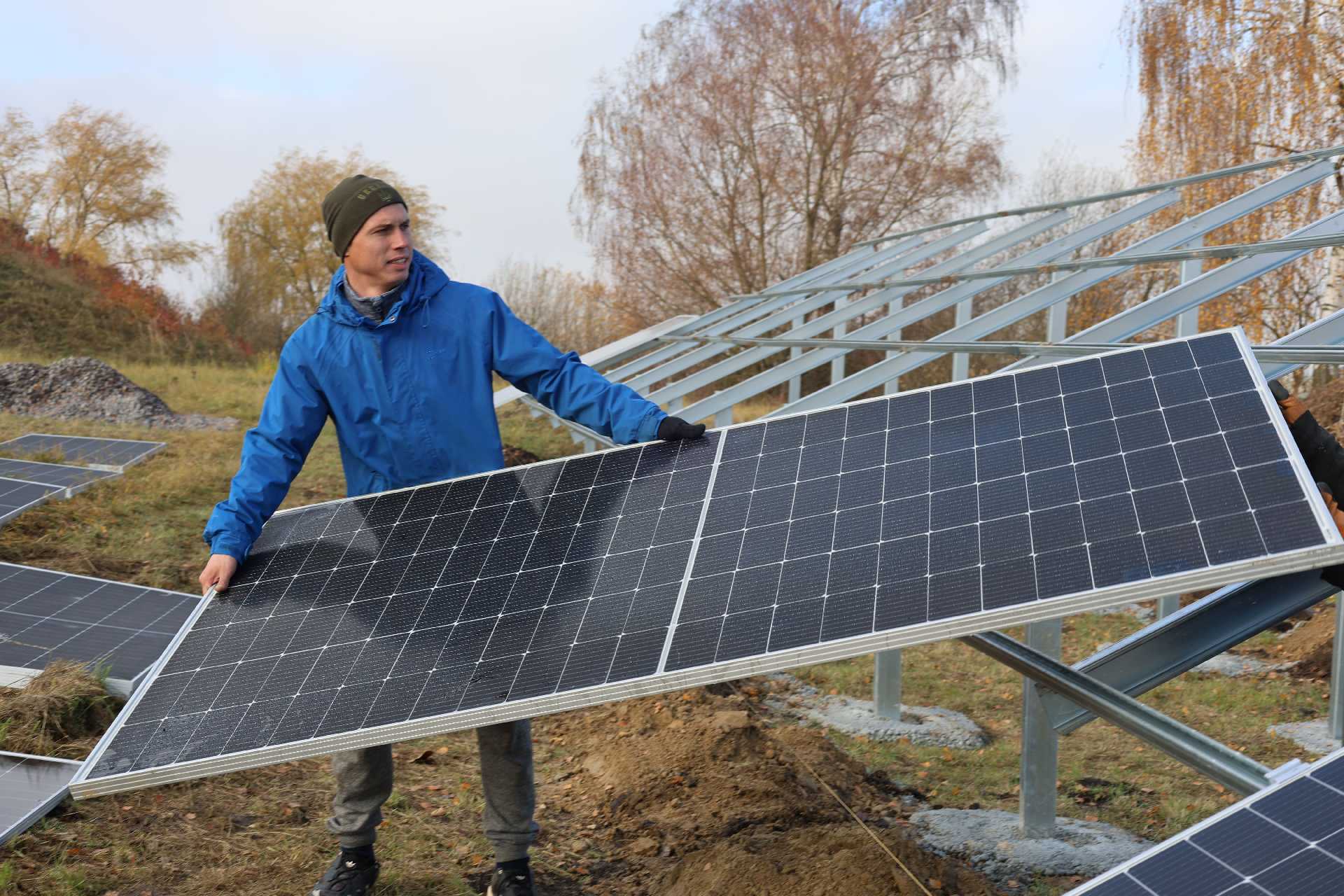 На Правдинському водозаборі тривають роботи зі встановлення сонячних панелей.