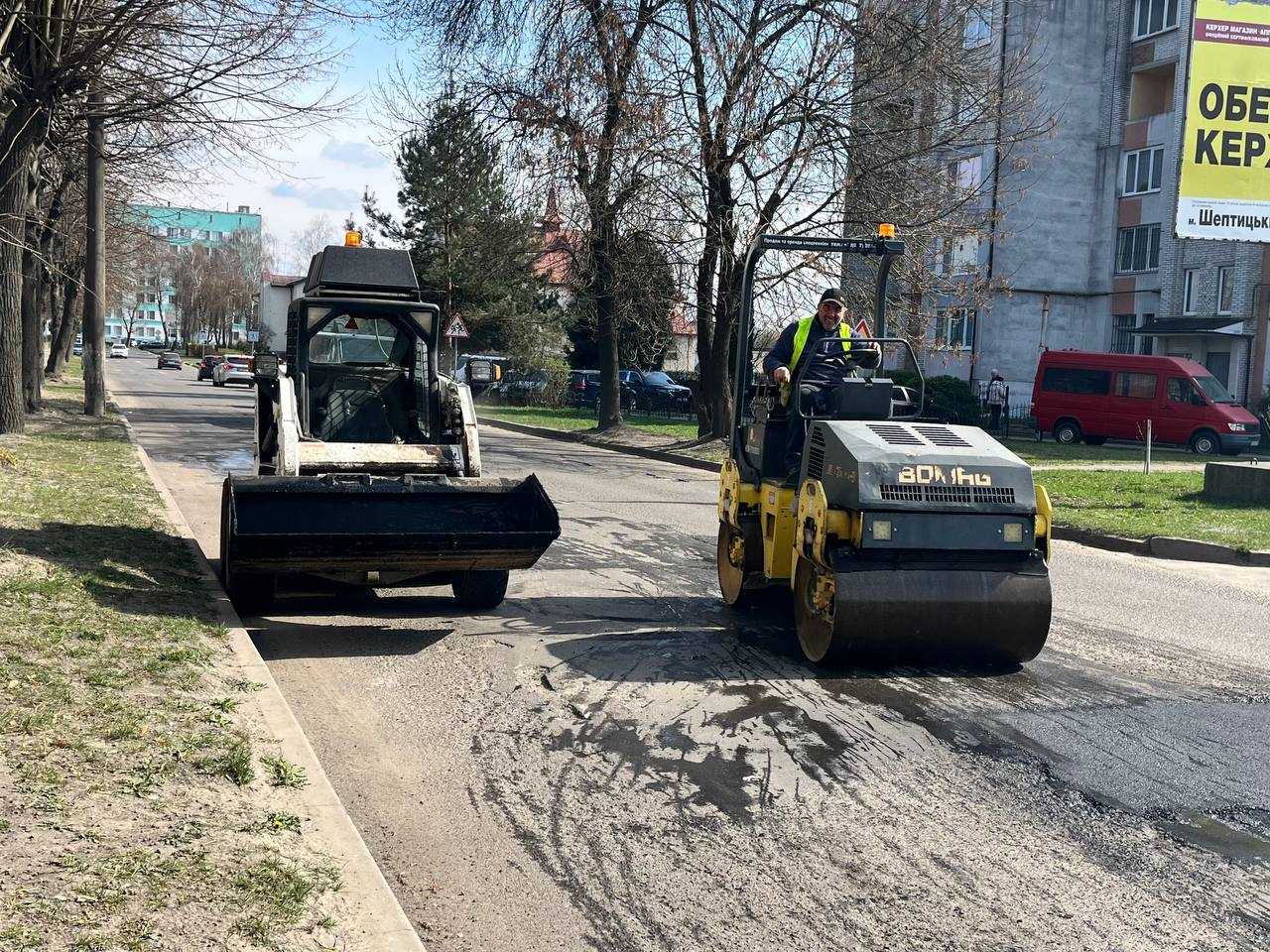 На вулицях Героїв Майдану та Клюсівській триває ямковий ремонт