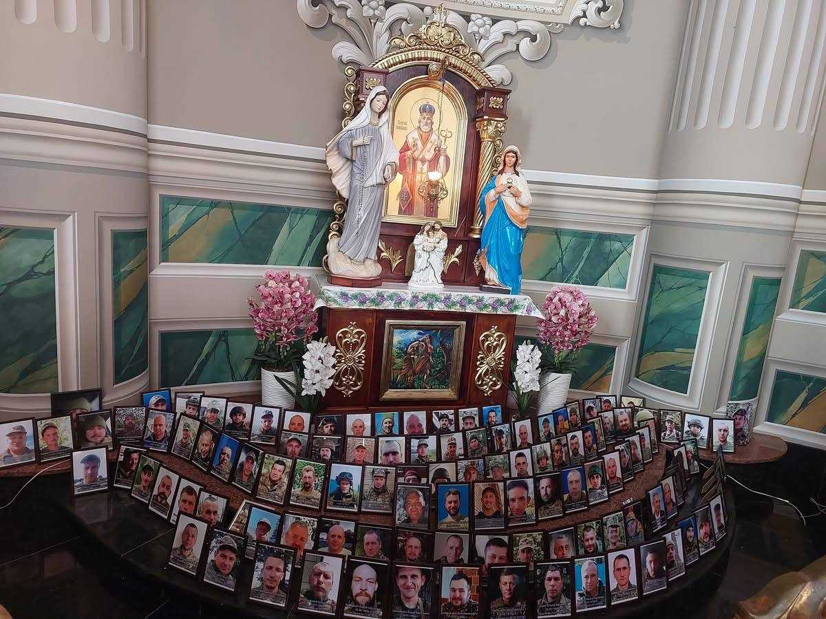 У церкві святого Йосафата розмістили 115 фото зниклих Захисників