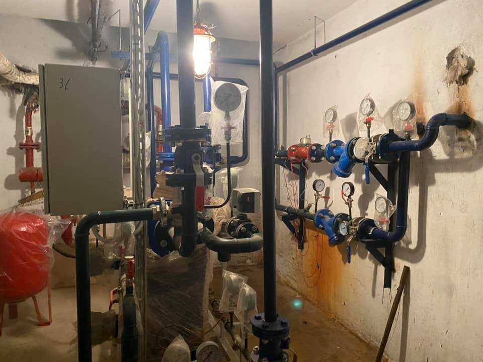 Усі освітні заклади Червонограда матимуть індивідуальні теплові пункти. Станом на сьогодні завершують роботи із їх встановлення та підключення.