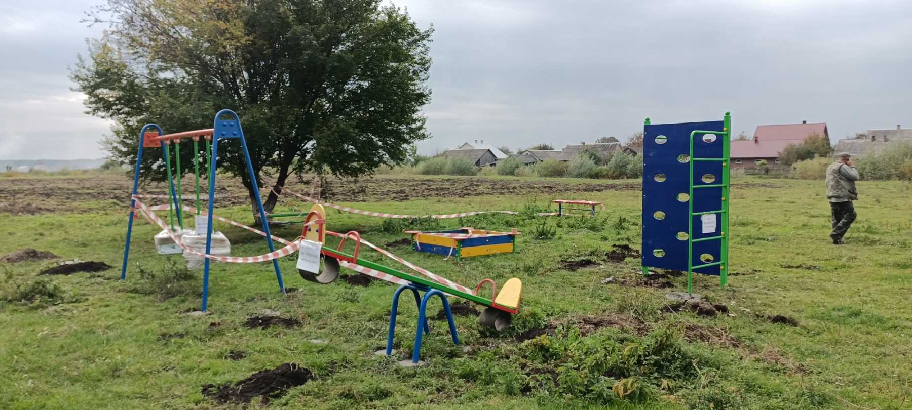 У Волсвині в рамках реалізації проєкту Громадського бюджету, встановлюють дитячий майданчик «Диво парк».