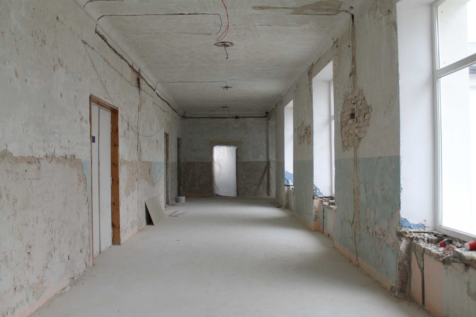 Представники управління капбудівництва ЛОДА оглянули хід реконструкції школи у селищі Гірник