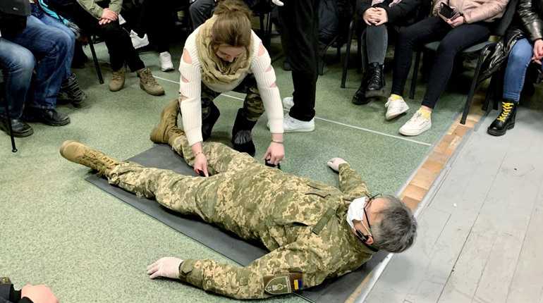 Кожен на своєму місці наближає перемогу: в міському Будинку воїна навчають домедичній допомозі