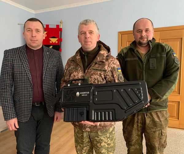 Антидронову рушницю Kvertus передав сьогодні міський голова Андрій Залівський командиру військової частини  Т 0910 Любомиру Якібчуку. 