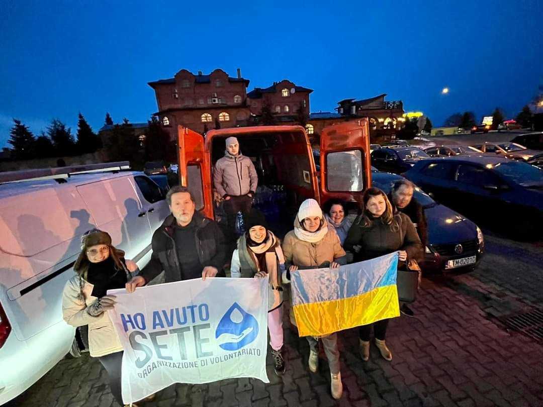 Італійські донори знову передали автомобілі для українців - дві швидких та позашляховик.